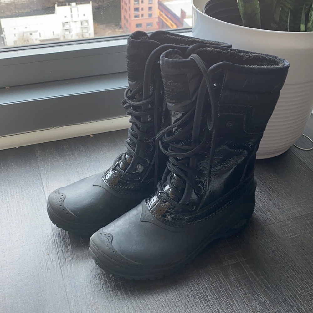 Chic Shiney Black North Face Snow Boots ! Size 6